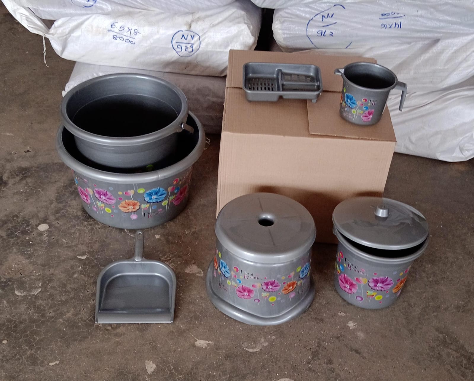 Large bathroom set with tub, bucket, and more Large bathroom set with tub, bucket, and more